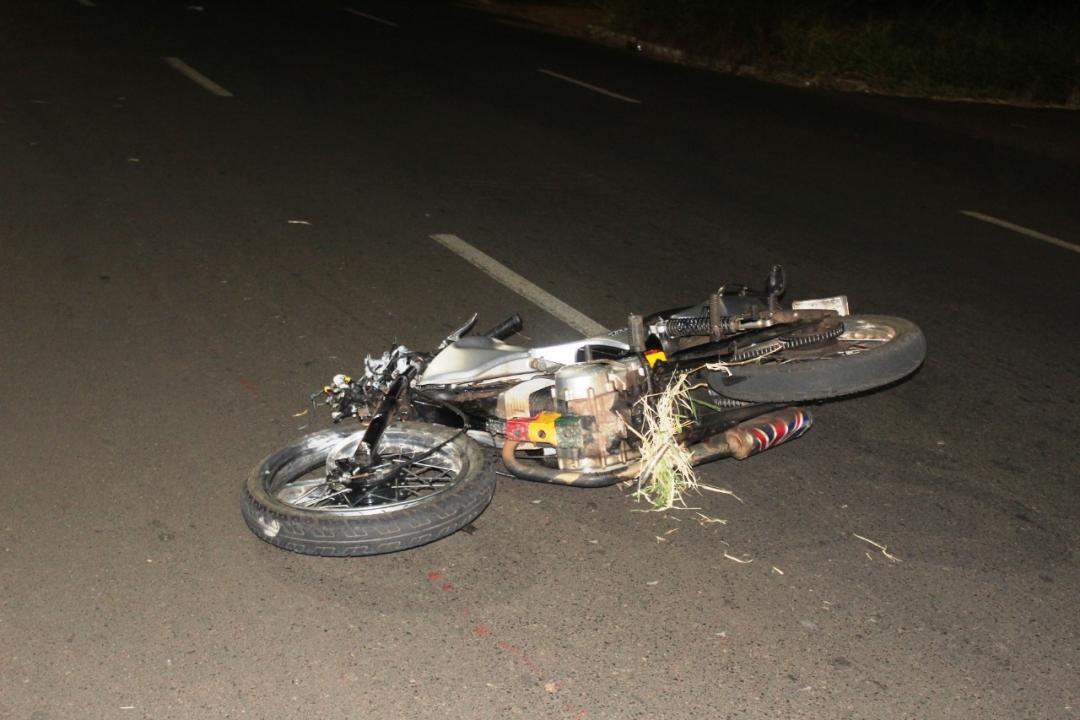 Foto 4 de 11 — Dois jovens morrem após moto bater violentamente em poste